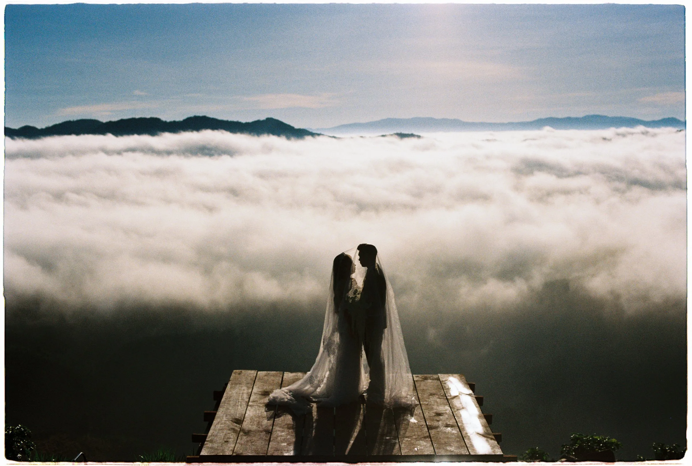 Sea of clouds at dawn on a Da Lat pre-wedding