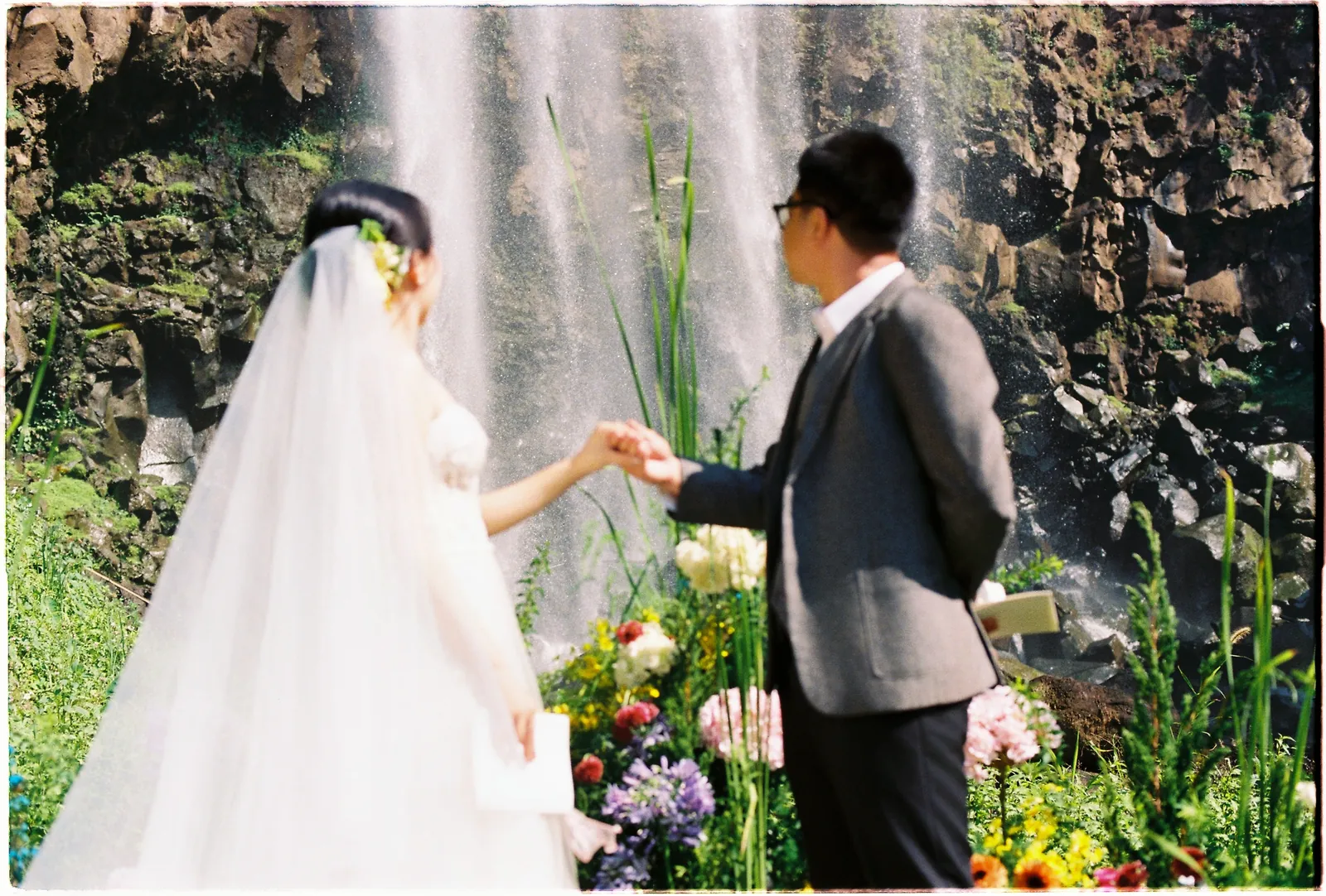 A Da Lat Waterfall Elopement on 35mm Film: Tiến Anh & Trân's Private Vow Ceremony at Liêng Chi Nha & Suối Tía