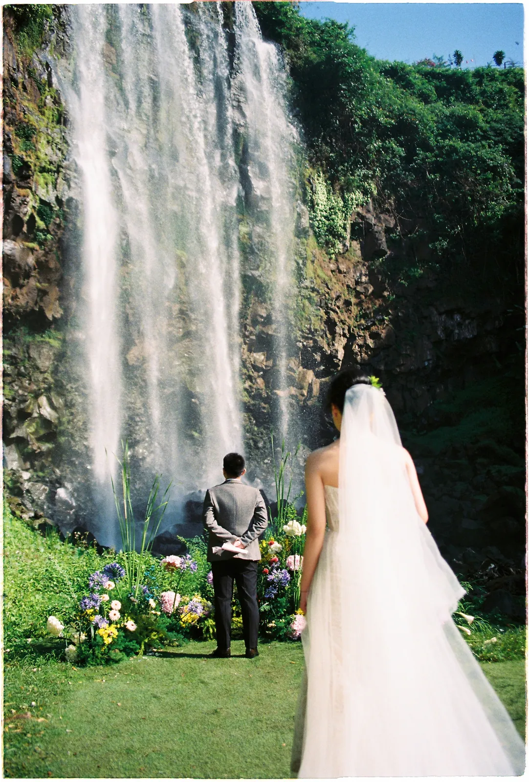 A Da Lat Waterfall Elopement on 35mm Film: Tiến Anh & Trân's Private Vow Ceremony at Liêng Chi Nha & Suối Tía