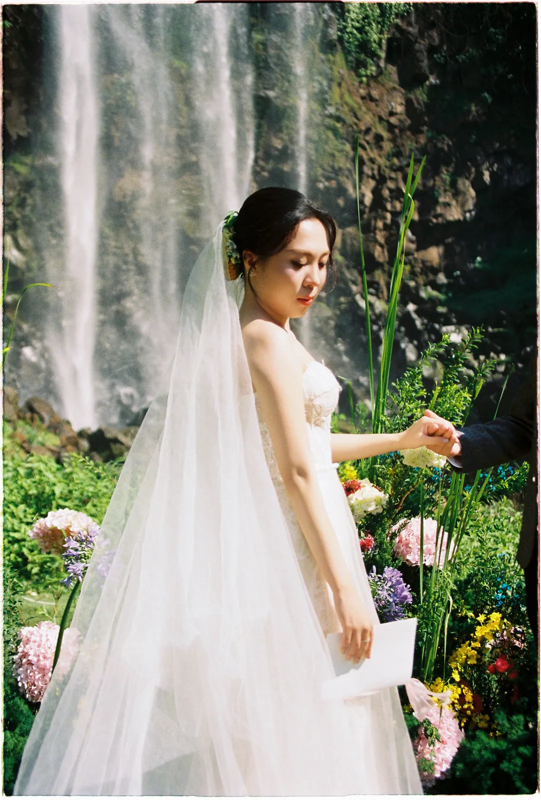 A Da Lat Waterfall Elopement on 35mm Film: Tiến Anh & Trân's Private Vow Ceremony at Liêng Chi Nha & Suối Tía