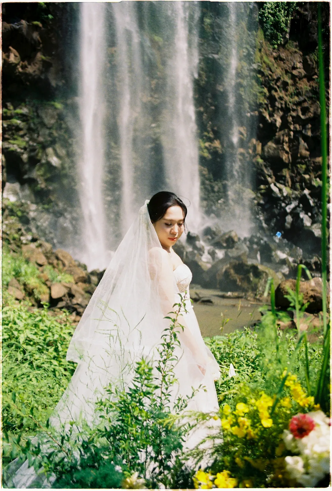 A Da Lat Waterfall Elopement on 35mm Film: Tiến Anh & Trân's Private Vow Ceremony at Liêng Chi Nha & Suối Tía